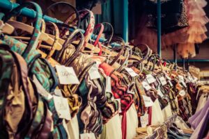 Visite gratuite des ateliers de l’opéra de Liège: des milliers de costumes et d’accessoires à admirer au milieu des décors à ANS
